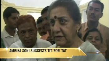 SRK's detention: Ambika suggests tit-for-tat