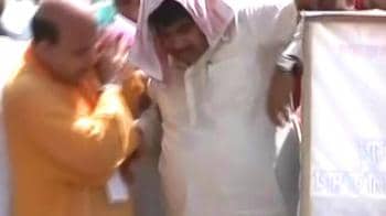 Video : Gadkari faints, BJP rally stops Delhi