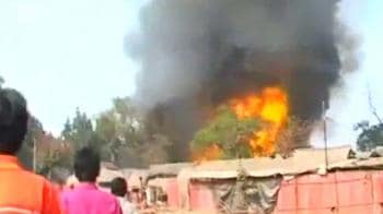 Video : Huge slum fire destroys 500 homes in Kolkata