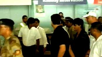 Video : SRK returns from US