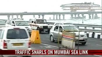 Video : Day 2: Traffic snarls on Mumbai sea link