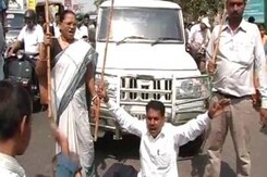 Bharat bandh: Protestors block traffic in Patna Bharat bandh: Protestors block traffic in Patna