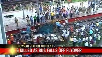 Video : Minibus falls off flyover at Howrah station