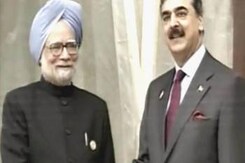 Manmohan Singh meets Gilani in Bhutan Manmohan Singh meets Gilani in Bhutan