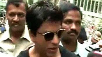 Video : SRK and Gauri cast their vote