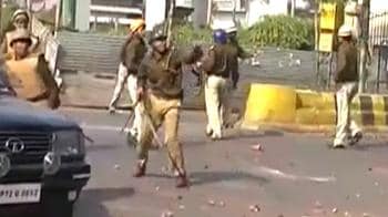 Video : Lucknow: Protesting govt staff lathi-charged