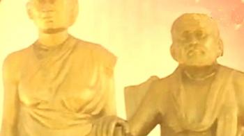 Karunanidhi in trouble for parents statues