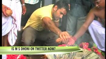 Video : Does Dhoni Twitter?
