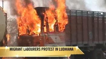 Video : Protesting labourers torch vehicles in Ludhiana