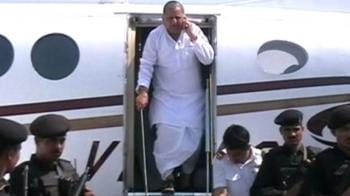 Video : Close shave for Mulayam's plane in Etawah