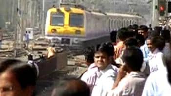 Video : Mumbaikars avoid trains, wait for resolution