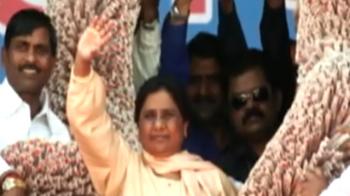 Garland made of money at Mayawati's 200-crore party