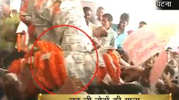 लूट ली माला...