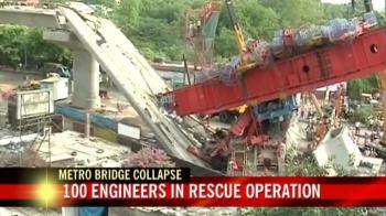 Video : Metro bridge collapses in Delhi