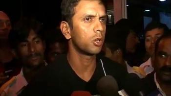 Video : Injured Rahul Dravid returns home