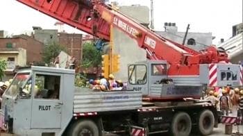 Video : Metro disaster: Rescue workers clearing debris