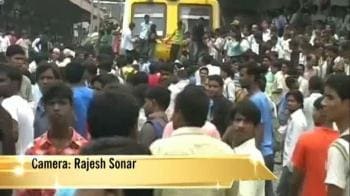Video : Mumbaikars angry as trains run late