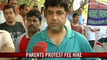 Video : Delhi: Parents protest school fee hike