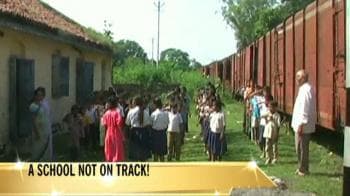 Video : A school that stands between railway tracks