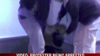 Video : Oz: Video shows arrest of protestor