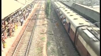 Video : Passengers stranded as train derails