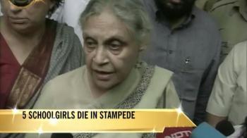 Video : Sheila Dikshit visits injured students