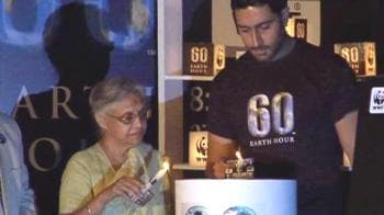 Video : Abhishek snubbed during Earth Hour?