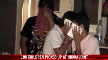 Video : Police pick up children at a hukka joint