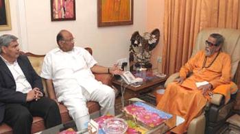 Pawar meets Thackeray for cricket, snubs Congress