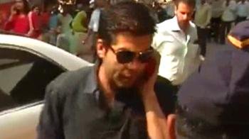 Video : Karan Johar meets police chief about SRK's film