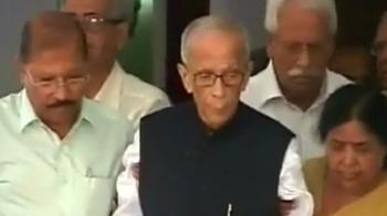 CPM backs Basu, Congress snubs him