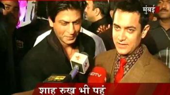 Videos : SRK, Aamir together for 3 Idiots premiere