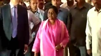 Video : Mayawati's 'monument force' bypasses Governor