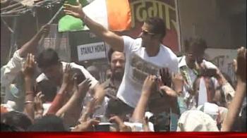 Salman campaigns for friends