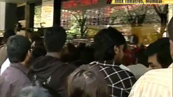 Mumbai defies Sena to watch SRK's film