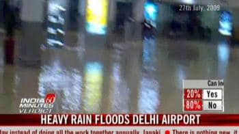 Video : Heavy rain floods Delhi airport