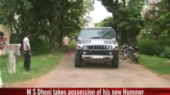 Video : Dhoni drives from Delhi to Ranchi in Hummer