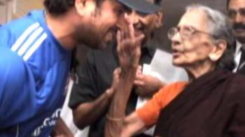 Video : When Sachin met his oldest fan
