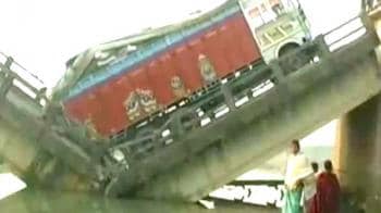 Video : Highway bridge near Patna breaks into two