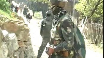 Video : J&K: Gunbattle between terrorists, forces