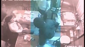 Video : Caught on CCTV: Mumbai eatery robbed