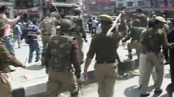 Video : Govt employees, police clash in Srinagar