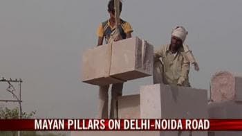 Video : Mayan pillars on Delhi-Noida road