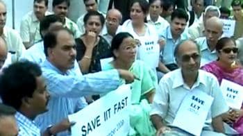 Video : 1500 IIT teachers on hunger strike