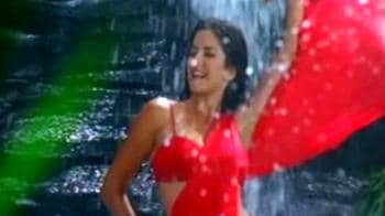 Video : Katrina plays cricket in a saree!