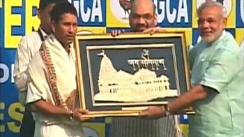 Narendra Modi felicitates Sachin