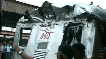 Video : Mumbai: Two local trains crash